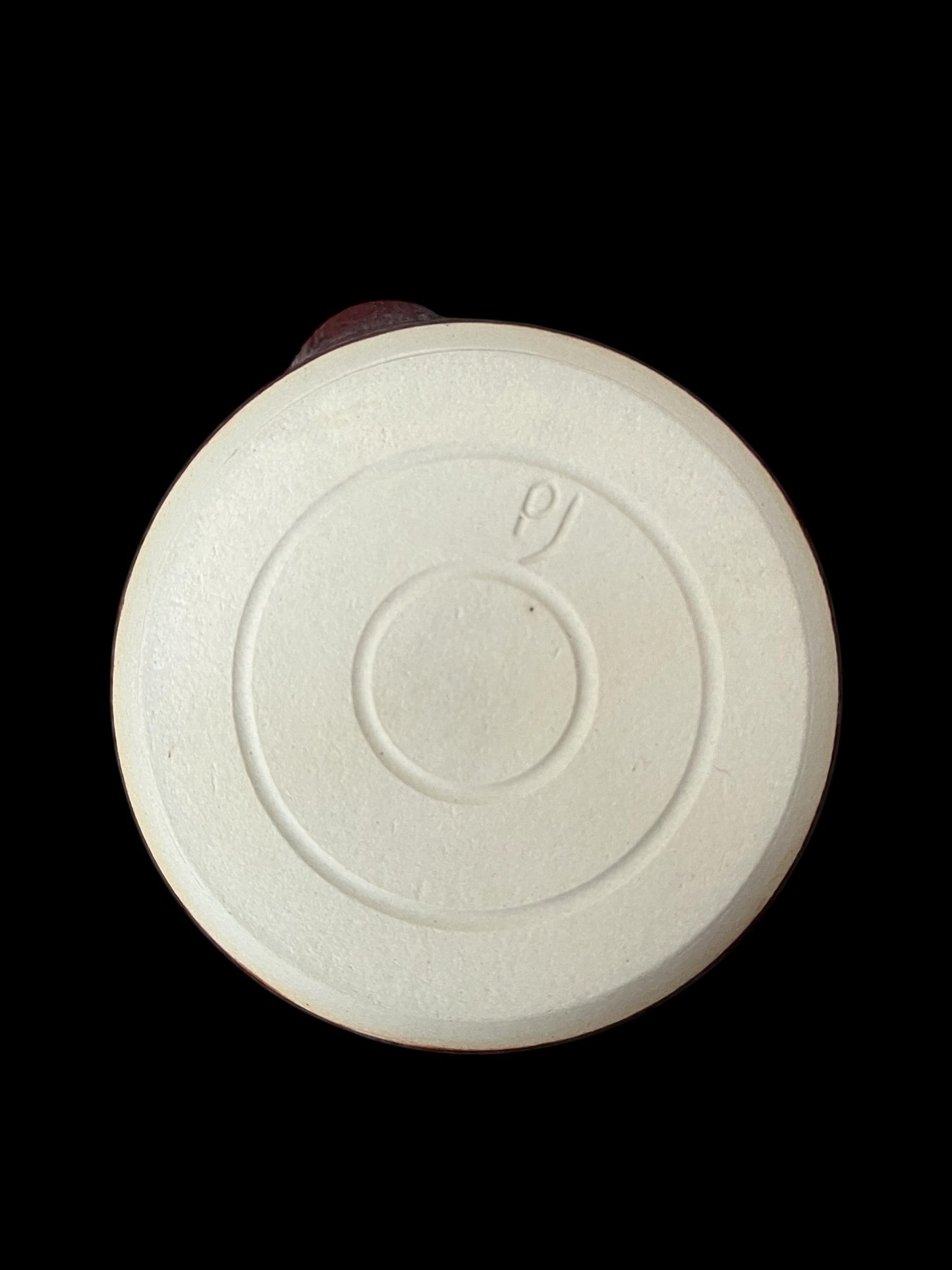 Disktvålsskål med pip röd på ljus lera