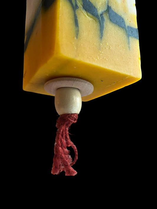 Gnista på rostrött snöre