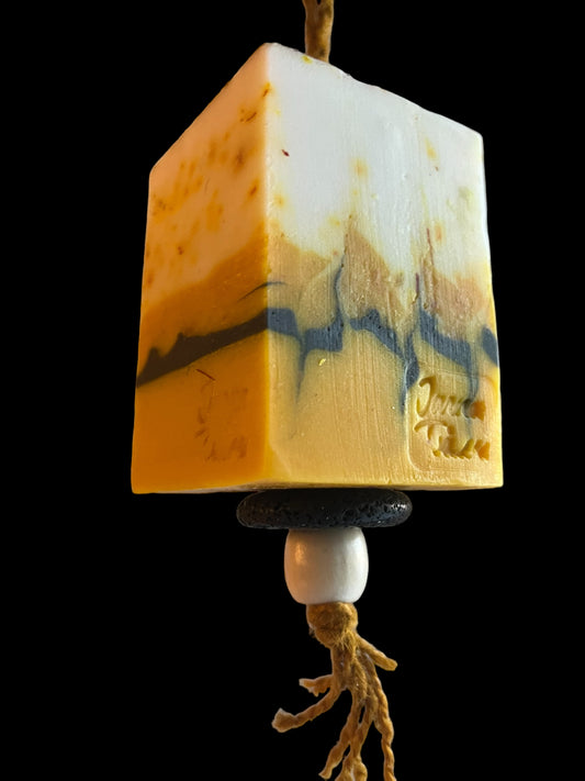 Gnista på senapsgult snöre