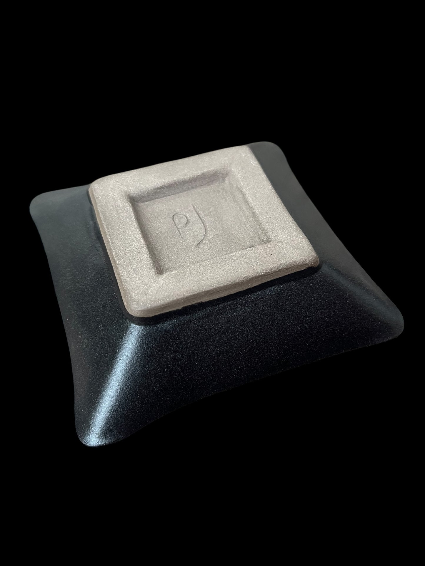 Kvadratisk disktvålsskål mattsvart