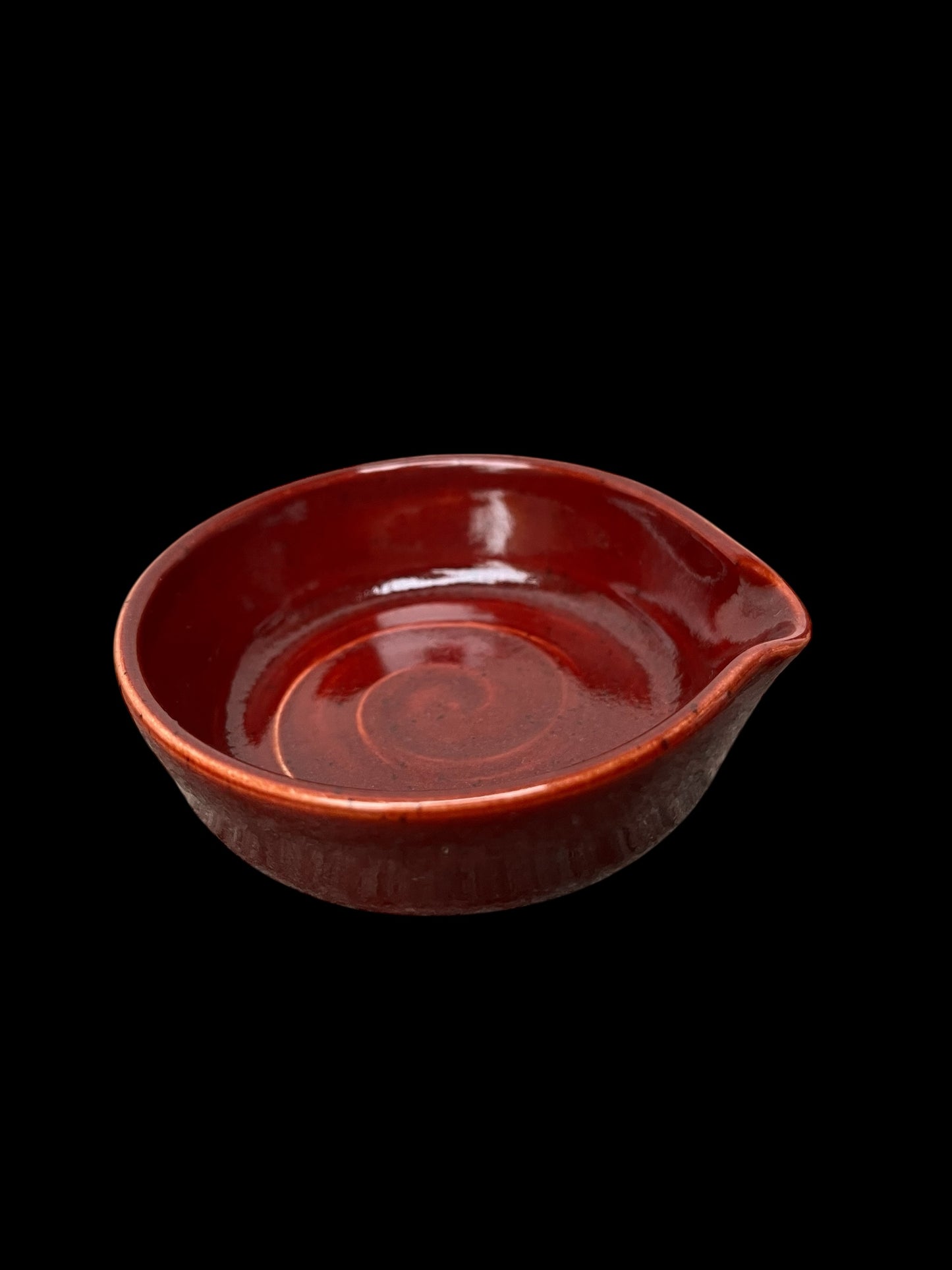 Disktvålsskål med pip röd på ljus lera