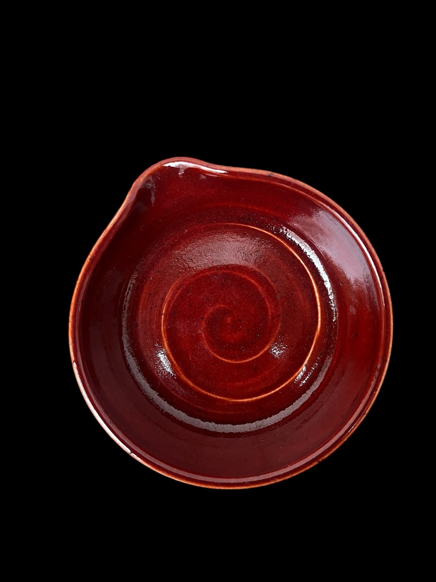 Disktvålsskål med pip röd på ljus lera