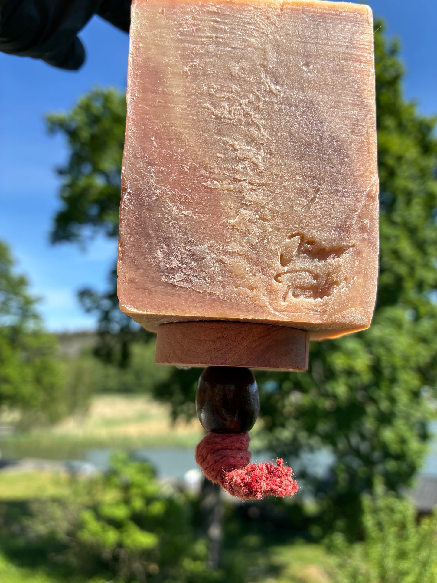 Zedernholz auf Schnur