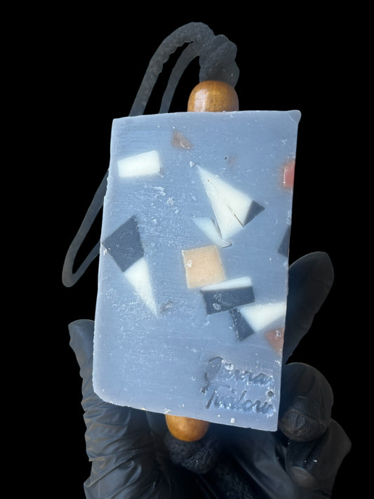 Grå konfetti på snöre