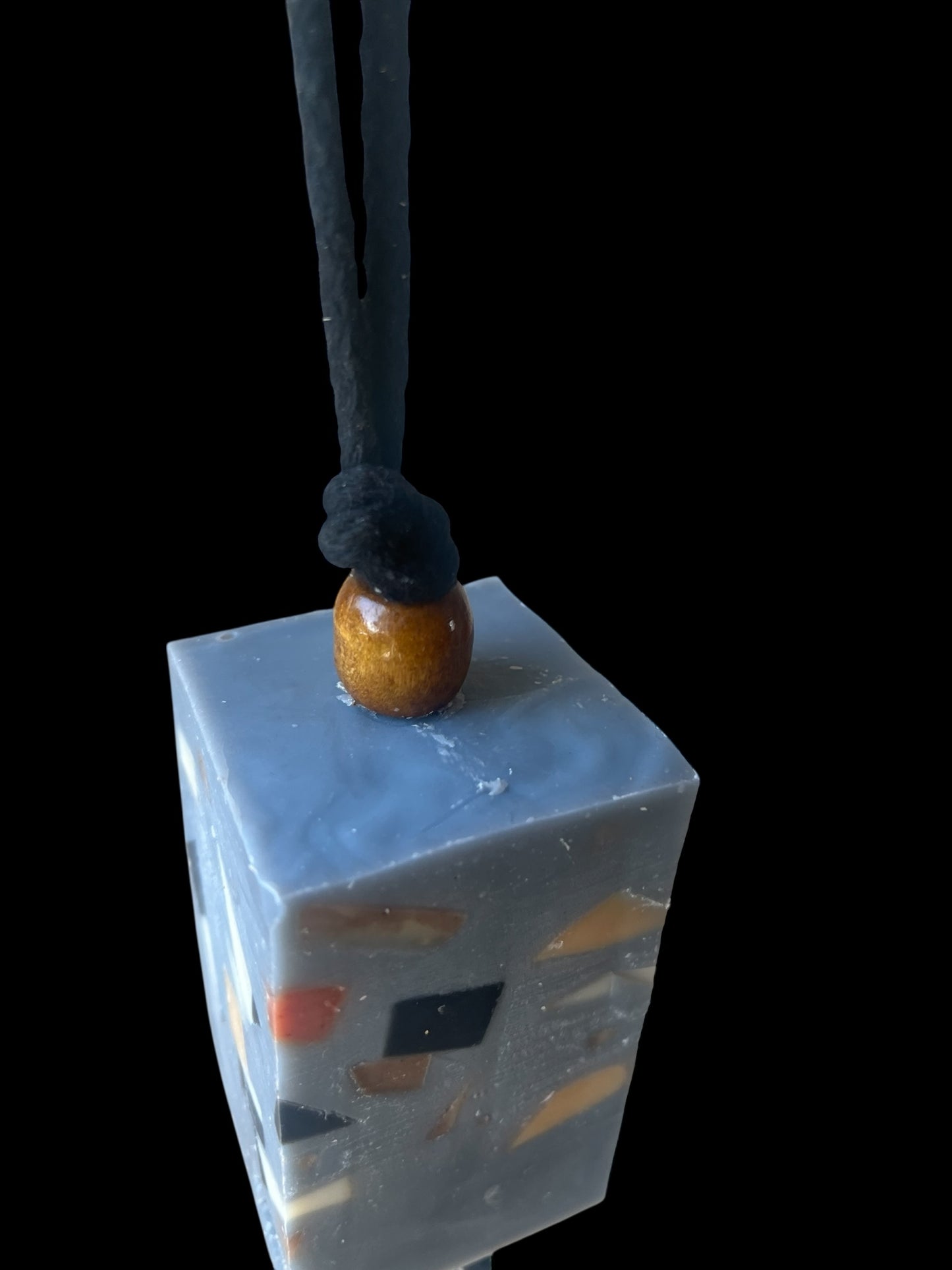 Grå konfetti på snöre