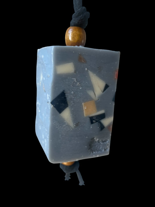 Grå konfetti på snöre