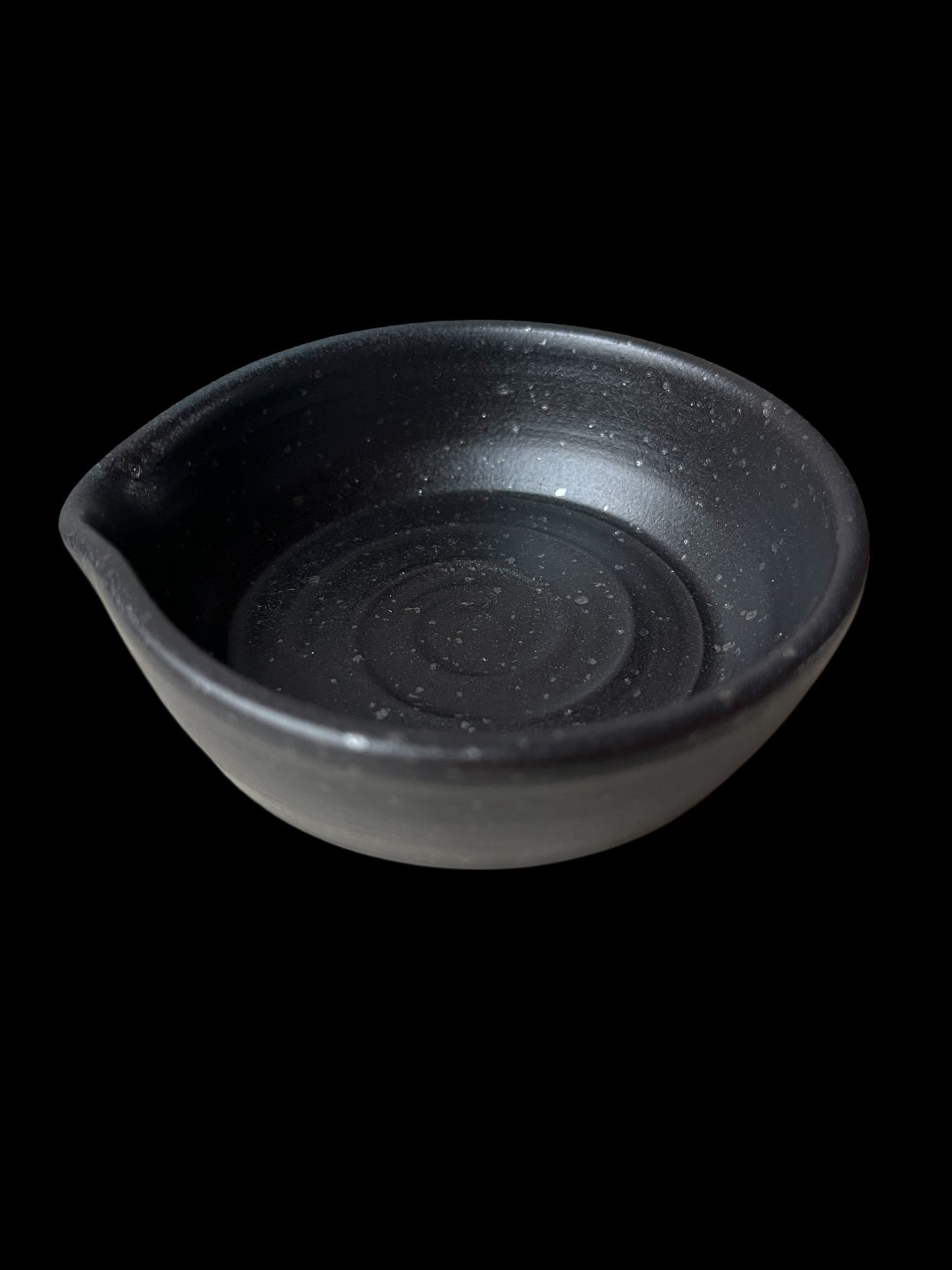 Disktvålsskål med pip svart på lavalera