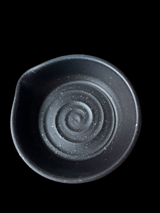 Disktvålsskål med pip svart på lavalera