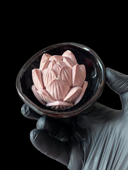 Paketpris: Rosa lotus i brunröd keramikskål
